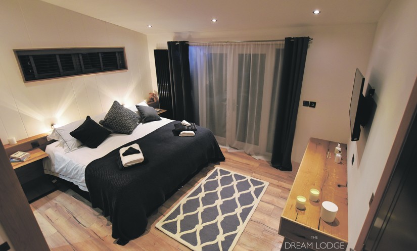 http://www.thedreamlodgegroup.co.uk/wp-content/uploads/2016/08/Villa-Sogno-Main-Bedroom-DSC_0010-Watermarked.jpg